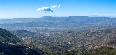 Maroma Tepesi, Sierra Tejeda, İspanya 'ya yürüyüş parkurunun panoramik görüntüsü 