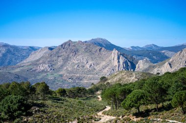 Maroma Tepesi, Sierra Tejeda, İspanya 'ya yürüyüş parkurunun panoramik görüntüsü 