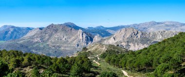 Maroma Tepesi, Sierra Tejeda, İspanya 'ya yürüyüş parkurunun panoramik görüntüsü 