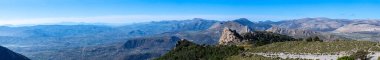 Maroma Tepesi, Sierra Tejeda, İspanya 'ya yürüyüş parkurunun panoramik görüntüsü 