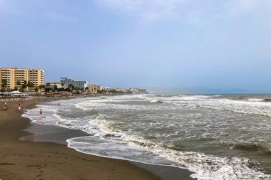 Benalmadena, İspanya 'daki rıhtımda deniz fırtınası