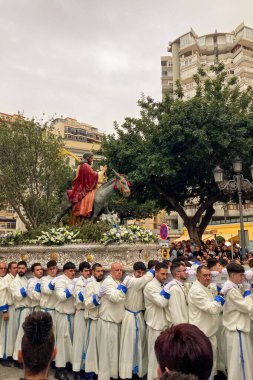 TORREMOLINOS, İSPAN - 24 Mart 2024: Palm Sunday geçit törenine katılanlar. İspanya 'nın Torremolinos şehrinde 24 Mart 2024 tarihinde gerçekleşen Paskalya, Kutsal Hafta