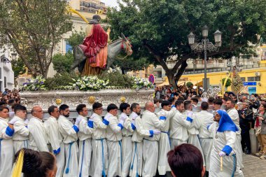 TORREMOLINOS, İSPAN - 24 Mart 2024: Palm Sunday geçit törenine katılanlar. İspanya 'nın Torremolinos şehrinde 24 Mart 2024 tarihinde gerçekleşen Paskalya, Kutsal Hafta