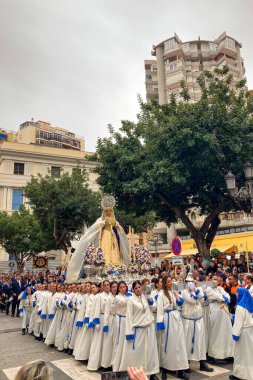 TORREMOLINOS, İSPAN - 24 Mart 2024: Palm Sunday geçit törenine katılanlar. İspanya 'nın Torremolinos şehrinde 24 Mart 2024 tarihinde gerçekleşen Paskalya, Kutsal Hafta