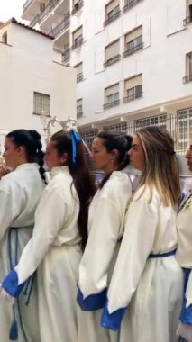 TORREMOLINOS, İSPAN - 24 Mart 2024: Palm Sunday geçit törenine katılanlar. İspanya 'nın Torremolinos şehrinde 24 Mart 2024 tarihinde gerçekleşen Paskalya, Kutsal Hafta