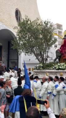 TORREMOLINOS, İSPAN - 24 Mart 2024: Palm Sunday geçit törenine katılanlar. İspanya 'nın Torremolinos şehrinde 24 Mart 2024 tarihinde gerçekleşen Paskalya, Kutsal Hafta