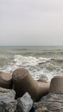 Benalmadena, İspanya 'daki rıhtımda deniz fırtınası