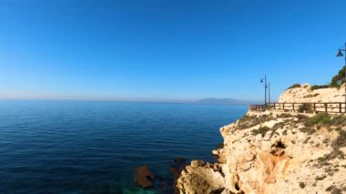 Sabah, kayaların üzerinde ve İspanya 'nın Rincon de la Victoria kentindeki 