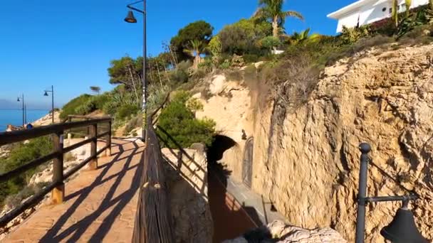 Mañana Caminando Por Senderos Sobre Rocas Través Túneles Cantal Rincón — Vídeos de Stock