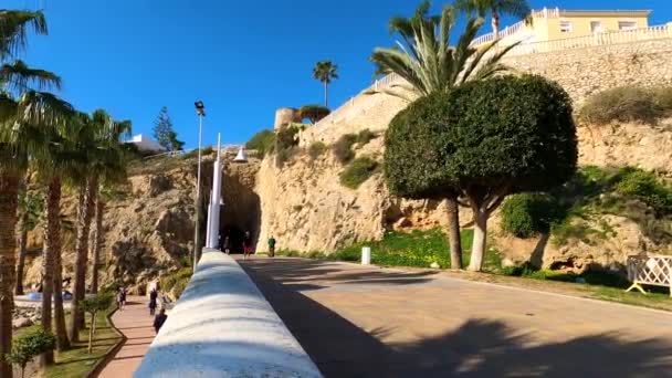 2024年2月21日 スペインのリノコン ヴィクトリアにある カンタン トンネルを通って岩の上を歩く — ストック動画