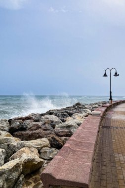 İspanya, Torremolinos 'taki iskelede deniz fırtınası