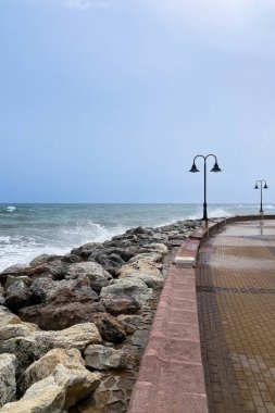 İspanya, Torremolinos 'taki iskelede deniz fırtınası