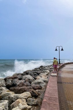 İspanya, Torremolinos 'taki iskelede deniz fırtınası