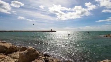 BENALMADENA, İspanya - 24 Şubat 2024: Benalmadena, İspanya 'da limanda küçük tekne eğitimi