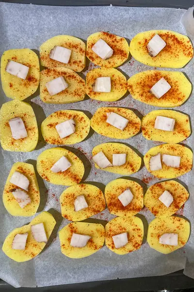 Domuz yağıyla patates pişirmek ve fırında tatlı kırmızı biber.