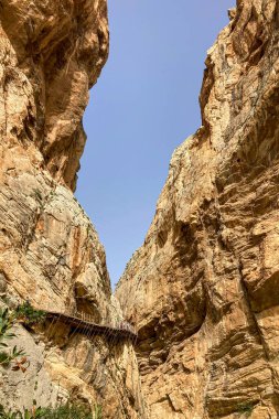 Caminito del Ray, Kralın Yolu. El Chorro, Malaga, İspanya 'da dar bir boğazın dik duvarları boyunca uzanan yürüyüş yolu