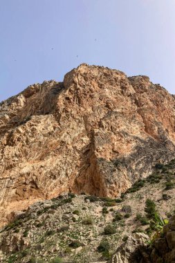 Caminito del Ray, Kralın Yolu. El Chorro, Malaga, İspanya 'da dar bir boğazın dik duvarları boyunca uzanan yürüyüş yolu