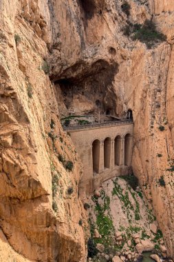 Caminito del Ray, Kralın Yolu. El Chorro, Malaga, İspanya 'da dar bir boğazın dik duvarları boyunca uzanan yürüyüş yolu
