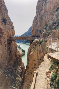 Caminito del Ray, Kralın Yolu. El Chorro, Malaga, İspanya 'da dar bir boğazın dik duvarları boyunca uzanan yürüyüş yolu