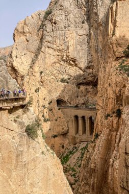 EL CHORRO, İspanya - 19 Mart 2024: Caminito del Rey, Kralın Yolu. 19 Mart 2024 'te Malaga, İspanya' nın El Chorro kentindeki dar bir geçitin sarp duvarları boyunca sıkıştı.