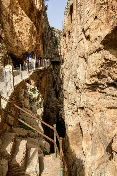 EL CHORRO, İspanya - 19 Mart 2024: Caminito del Rey, Kralın Yolu. 19 Mart 2024 'te Malaga, İspanya' nın El Chorro kentindeki dar bir geçitin sarp duvarları boyunca sıkıştı.