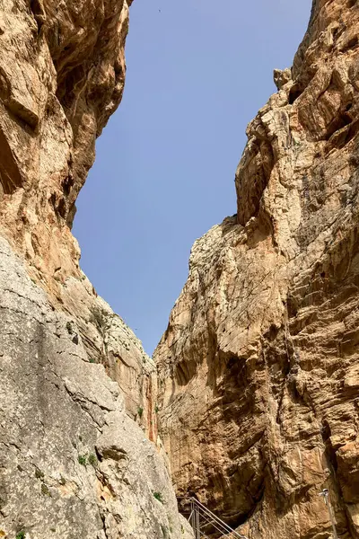 Caminito del Ray, Kralın Yolu. El Chorro, Malaga, İspanya 'da dar bir boğazın dik duvarları boyunca uzanan yürüyüş yolu