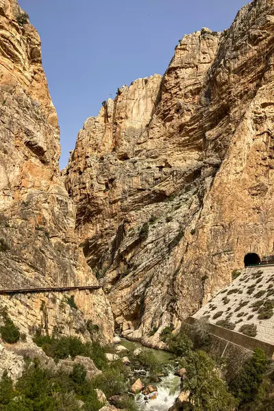 Caminito del Ray, Kralın Yolu. El Chorro, Malaga, İspanya 'da dar bir boğazın dik duvarları boyunca uzanan yürüyüş yolu