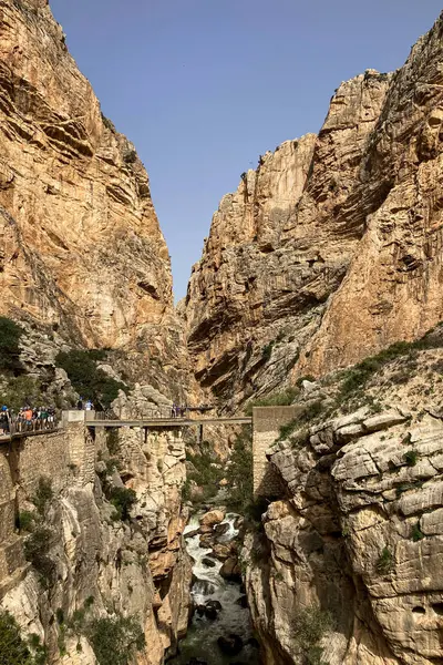 EL CHORRO, İspanya - 19 Mart 2024: Caminito del Rey, Kralın Yolu. 19 Mart 2024 'te Malaga, İspanya' nın El Chorro kentindeki dar bir geçitin sarp duvarları boyunca sıkıştı.