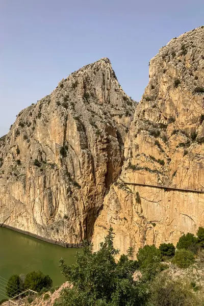 Güneşli bir günde Malaga, El Chorro 'da, Guadalhorce Gölü Kontu.