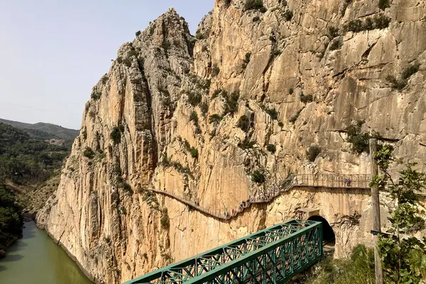 Güneşli bir günde Malaga, El Chorro 'da, Guadalhorce Gölü Kontu.