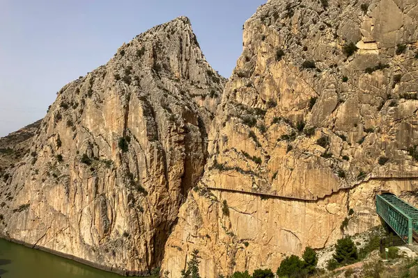 Güneşli bir günde Malaga, El Chorro 'da, Guadalhorce Gölü Kontu.