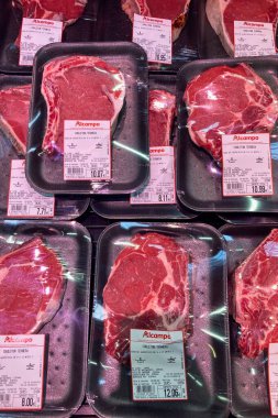 MARBELLA, İspanya - 16 Mart 2024: Marbella, İspanya 'daki Alcampo süpermarketinden ürünler satın almak