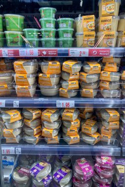 MARBELLA, İspanya - 16 Mart 2024: Marbella, İspanya 'daki Alcampo süpermarketinden ürünler satın almak