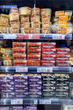 MARBELLA, İspanya - 16 Mart 2024: Marbella, İspanya 'daki Alcampo süpermarketinden ürünler satın almak