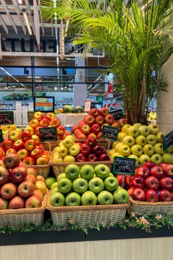 MARBELLA, İspanya - 16 Mart 2024: Marbella, İspanya 'daki Alcampo süpermarketinden ürünler satın almak