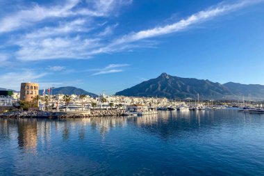 BANUS, İspanya - 16 Mart 2024: Banus, Marbella, İspanya 'da gün doğumunda yat marinası