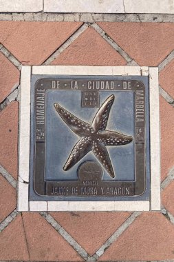 BANUS, SPAIN - 16 Mart 2024: Banus, İspanya 'da 16 Mart 2024' te sokaktaki ünlü kiremitler