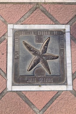 BANUS, SPAIN - 16 Mart 2024: Banus, İspanya 'da 16 Mart 2024' te sokaktaki ünlü kiremitler