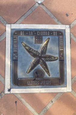 BANUS, SPAIN - 16 Mart 2024: Banus, İspanya 'da 16 Mart 2024' te sokaktaki ünlü kiremitler