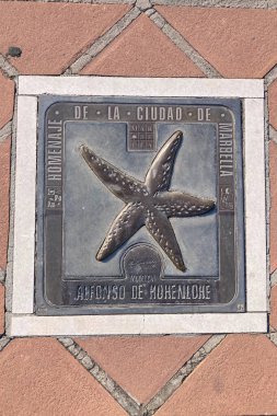 BANUS, SPAIN - 16 Mart 2024: Banus, İspanya 'da 16 Mart 2024' te sokaktaki ünlü kiremitler