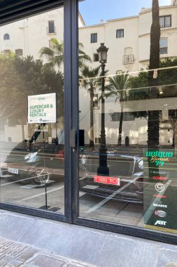 BANUS, İspanya - 16 Mart 2024: Banus, İspanya 'da sabah caddelerinde yürüyüş