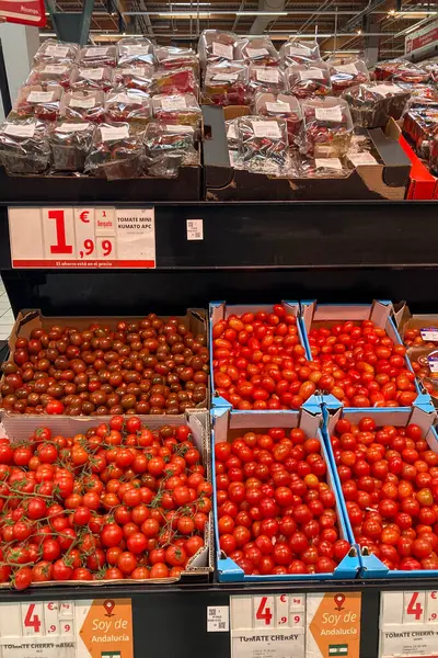MARBELLA, İspanya - 16 Mart 2024: Marbella, İspanya 'daki Alcampo süpermarketinden ürünler satın almak