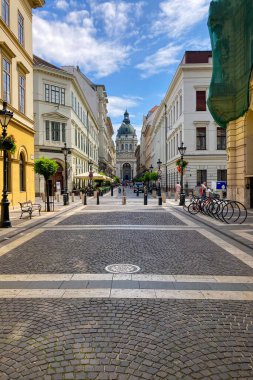 BUDAPEST, HUNGARY - 7 Temmuz 2023: 7 Temmuz 2023 tarihinde Macaristan 'ın Budapeşte kentindeki ilk Macaristan Kralı Stephen' ın anısına St. Stephen Bazilikası 'na doğru yolda yürümek
