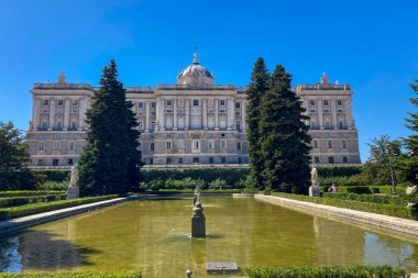 MADRID, SPAIN - 8 Temmuz 2023: Palacio Real de Madrid (Kraliyet Sarayı), İspanya Kraliyet Ailesi 'nin resmi ikamet yeri, 8 Temmuz 2023 tarihinde İspanya' nın Madrid kentindeki Sabatini Bahçeleri 'nden manzara