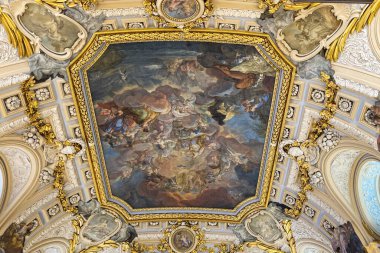 MADRID, İspanya - 8 Temmuz 2023: Madrid Kraliyet Sarayı 'nı ziyaret Yazın güneşli bir gününde Madrid, İspanya' da 8 Temmuz 2023