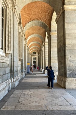 MADRID, İspanya - 8 Temmuz 2023: Madrid Kraliyet Sarayı 'nı ziyaret Yazın güneşli bir gününde Madrid, İspanya' da 8 Temmuz 2023