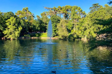 MADRID, SPAIN - 8 Temmuz 2023: Retiro Park veya kısaca El Retiro, İspanya 'nın Madrid kentindeki 19. yüzyıla kadar İspanyol monarşisine ait en büyük parklardan biridir.