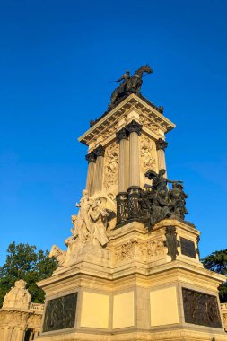 MADRID, SPAIN - 8 Temmuz 2023: Retiro Park veya kısaca El Retiro, İspanya 'nın Madrid kentindeki 19. yüzyıla kadar İspanyol monarşisine ait en büyük parklardan biridir.