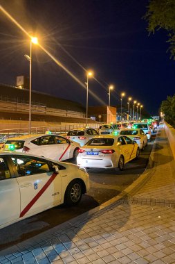 MADRID, SPAIN - 8 Temmuz 2023: Madrid, İspanya 'da akşam saatlerinde ana tren istasyonunda bekleyen taksi kuyruğu