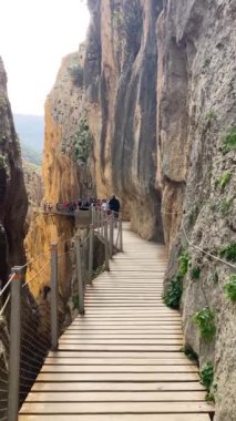 EL CHORRO, İspanya - 19 Mart 2024: Caminito del Rey, Kralın Yolu. 19 Mart 2024 'te Malaga, İspanya' nın El Chorro kentindeki dar bir geçitin sarp duvarları boyunca sıkıştı.